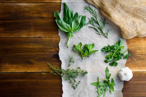 Colección Hierbas Culinarias Frescas Racimos Pequeños Con Diente Ajo Sobre — Foto de Stock