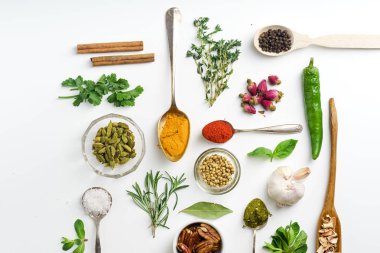 otlar ve kaşık ve düzenlenmiş kase kuru baharat beyaz arka plan üzerinde geometrik olarak izole koleksiyonu