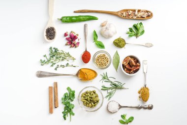 otlar ve kaşık ve düzenlenmiş kase kuru baharat beyaz arka plan üzerinde geometrik olarak izole koleksiyonu