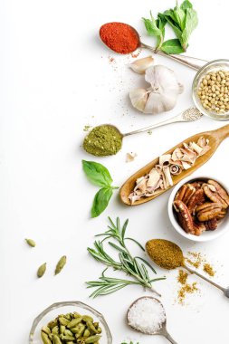 taze ot ve kaşık ve yan üzerinde kopya alanı ile düzenlenmiş kase kuru renkli baharat 