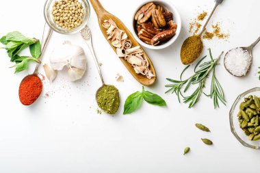 taze ot ve kaşık ve yan üzerinde kopya alanı ile düzenlenmiş kase kuru renkli baharat 