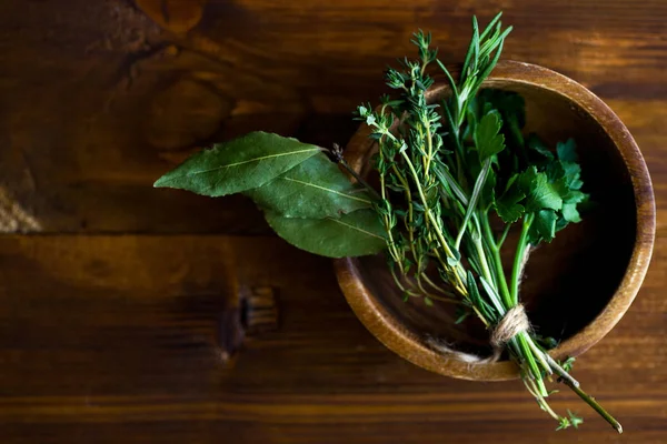 Tazón Con Ramo Garni Hojas Laurel Con Hierbas Frescas Sobre — Foto de Stock