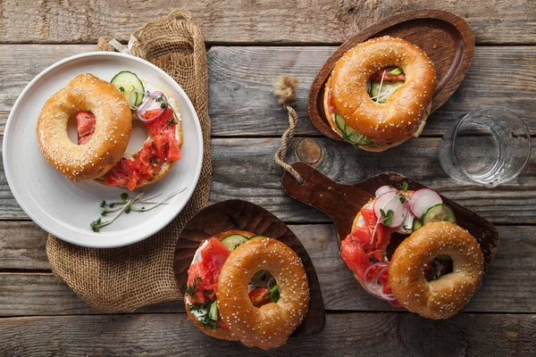 Bagels Mit Lachsfisch Und Frischkäse Mit Gurken Und Frischen Rettichscheiben — Stockfoto