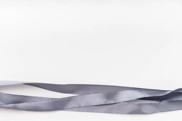 Dekorative Graue Seidenbänder Auf Weißem Hintergrund — Stockfoto