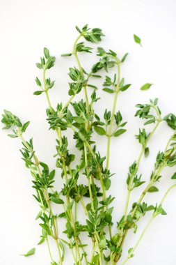 taze kekik dallar yeşil ile demet izole üzerinde beyaz arka plan, yakın çekim yaprak 