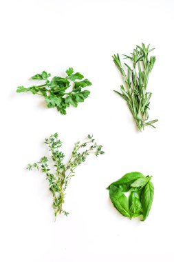 Biberiye ve kekik ile fesleğen ve maydanoz küçük demet izole üzerinde beyaz arka plan, yakın çekim 