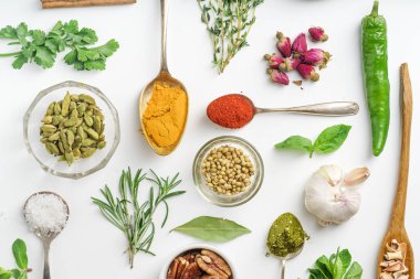 otlar ve kaşık ve düzenlenmiş kase kuru baharat beyaz arka plan üzerinde geometrik olarak izole koleksiyonu