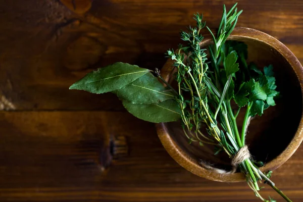 Schüssel Mit Bouquet Garni Und Lorbeerblättern Mit Frischen Kräutern Auf — Stockfoto