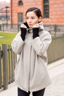 Karışık Asya yarış yürüyüş bahar Park'ta kız