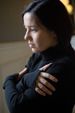 Karışık ırk kollarını çapraz siyah giyimli genç güzel model kapalı portresi