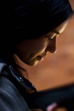 Alt katta seyir Bina Tuğla merdiven ayakta gri paltolu kapalı karışık ırk genç güzel model portresi giyinmiş