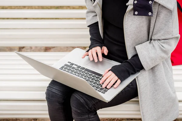 Nahaufnahme Von Weiblichen Händen Die Laptop Computer Stadtpark Für Arbeit — Stockfoto