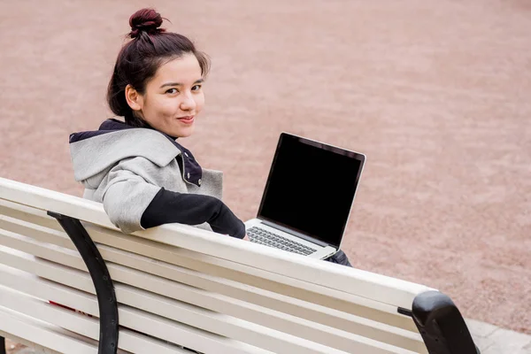 Ázsiai Lány Tanul Laptop Számítógéppel Egy Padon Városliget — Stock Fotó