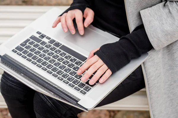 Close Image Female Hands Using Laptop Computer City Park Work — Stock Photo, Image
