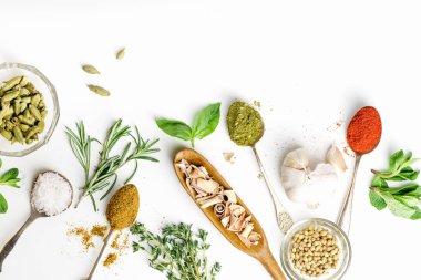 Taze ot ve kaşık ve kopya alanı ile düzenlenmiş kase kuru renkli baharat 