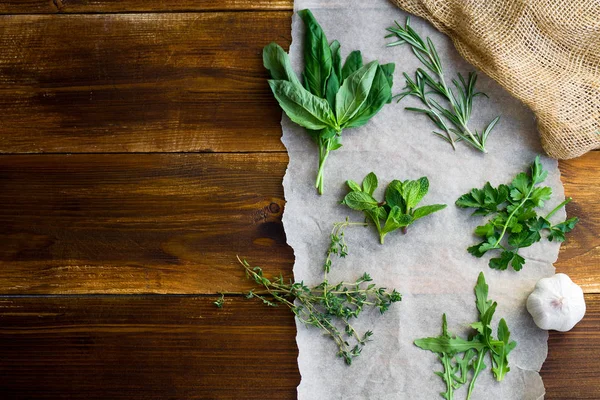 Hierbas Culinarias Frescas Sobre Fondo Madera Romero Tomillo Menta Rúcula — Foto de Stock