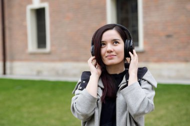  Street müzik dinlerken kulaklık ile genç Asyalı kadın