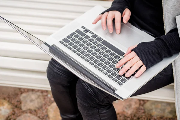 Woman Studying Laptop While Sitting Bench City Park — Stock Photo, Image