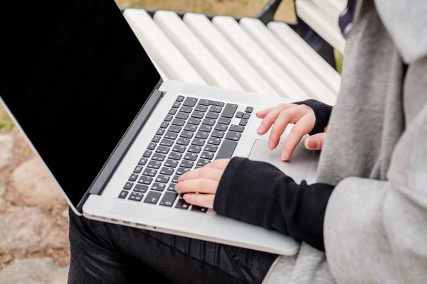 Woman Studying Laptop While Sitting Bench City Park — Stock Photo, Image