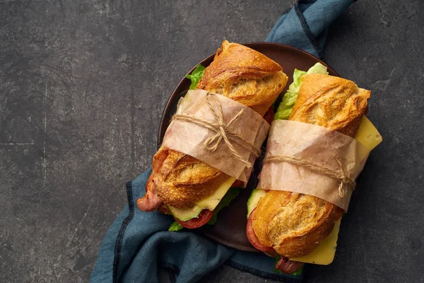 Friske Store Baguette Sandwich Med Bacon Chedder Ost Salat Med - Stock-foto