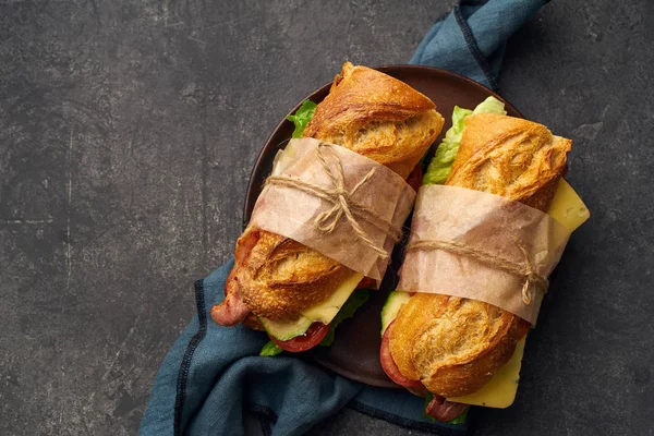 Sanduíches Baguete Grandes Frescos Com Bacon Queijo Chedder Alface Com — Fotografia de Stock