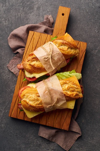 Frische Große Baguette Sandwiches Mit Speck Und Chedderkäse Und Salat — Stockfoto