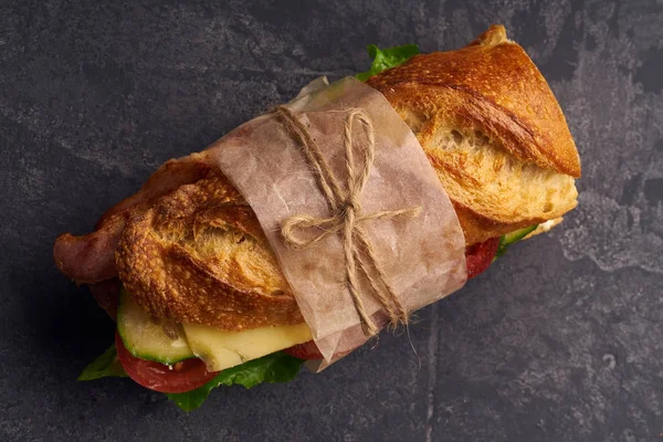 Frisk Stor Baguette Sandwich Med Bacon Chedder Ost Salat Med - Stock-foto