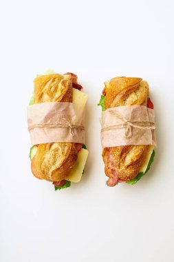 Pastırmalı, peynirli ve sebzeli taze baget sandviç ve beyaz arka planda izole edilmiş marul.