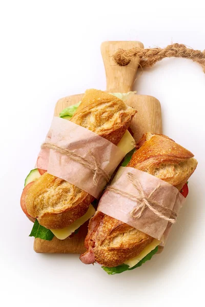 Sanduíches Baguete Grandes Frescos Com Bacon Queijo Chedder Alface Com — Fotografia de Stock