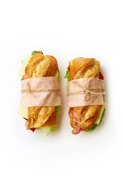 Sanduíches Baguete Grandes Frescos Com Bacon Queijo Chedder Alface Com — Fotografia de Stock