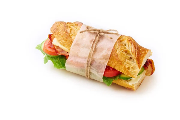 Frisk Stor Baguette Sandwich Med Bacon Chedder Ost Med Salat - Stock-foto