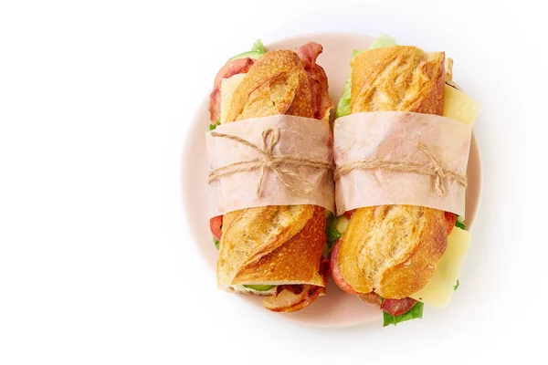 Frische Große Baguette Sandwiches Mit Speck Und Chedderkäse Und Salat — Stockfoto