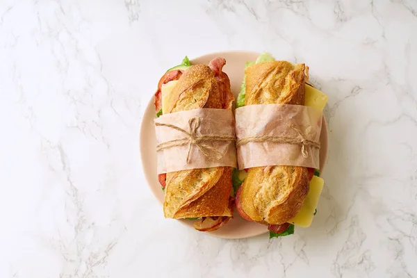 Friske Store Baguette Sandwich Med Bacon Chedder Ost Salat Med - Stock-foto