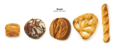 Beyaz arka planda izole edilmiş lezzetli ekmek çeşitleri