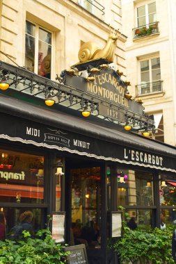 Paris, Fransa - 10 Kasım 2019: Fransız Kafe dış görünümü                               