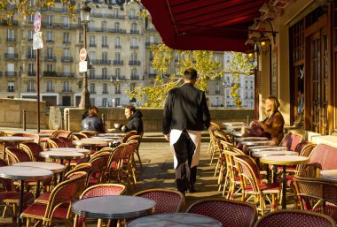 Paris, Fransa - 10 Kasım 2019: Fransız Kafe dış görünümü                               