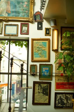 Paris, Fransa - 9 Kasım 2019: Sıcak İtalyan restoranının iç manzarası                            