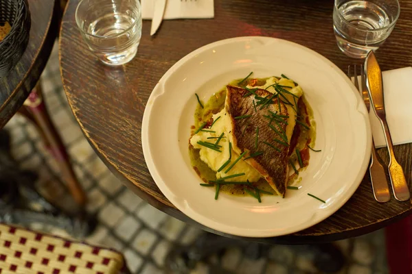 Rostad Fisk Och Palsternackspuré Paris Café Närvy — Stockfoto