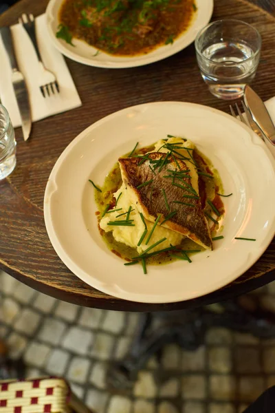 Rostad Fisk Och Palsternackspuré Paris Café Närvy — Stockfoto