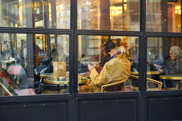 2019年11月7日 戴黑帽子的男人坐在法国咖啡馆 — 图库照片