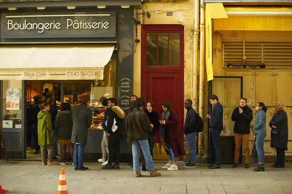 París Francia Noviembre 2019 Fila Personas Frente Panadería Francesa — Foto de Stock