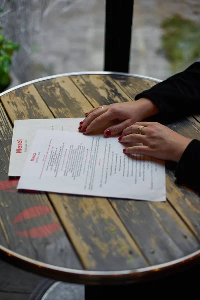 París Francia Noviembre 2019 Las Manos Femeninas Tarjeta Menú Merci —  Fotos de Stock