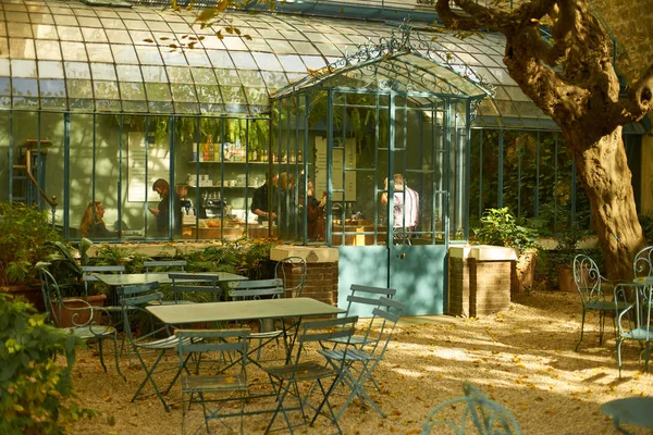Paris, Fransa - 9 Kasım 2019: Paris 'te romantik hayat müzesinde küçük bir sokak kafesi 