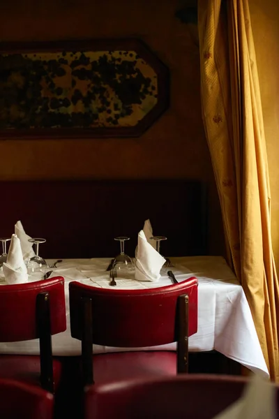Παραδοσιακό Εσωτερικό Εστιατόριο Τραπέζι Στο Παρίσι — Φωτογραφία Αρχείου