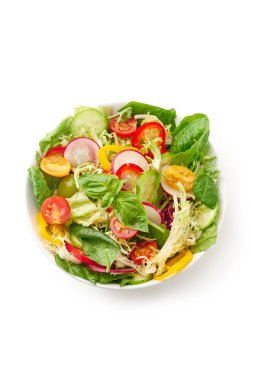 Domatesli vejetaryen salatası ve beyaz arka planda izole edilmiş turplu dolma biber.. 