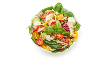 Beyaz arka planda mozzarella peynirli taze vejetaryen salatası. 