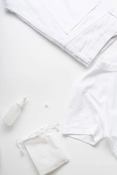 Beyaz Monokromatik Daire Beyaz Arka Planda Giysi Aksesuarlı Kırtasiye Malzemeleri — Stok fotoğraf