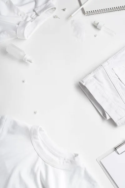 Weiße Monochromatische Wohnung Lag Mit Kleidung Und Accessoires Mit Schreibwaren — Stockfoto
