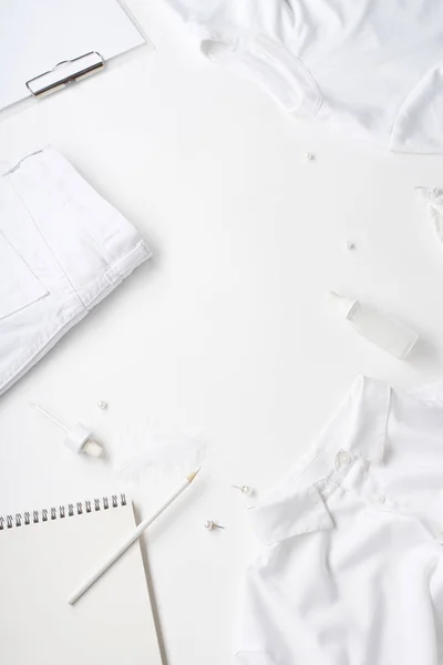 Beyaz Monokromatik Daire Beyaz Arka Planda Giysi Aksesuarlı Kırtasiye Malzemeleri — Stok fotoğraf