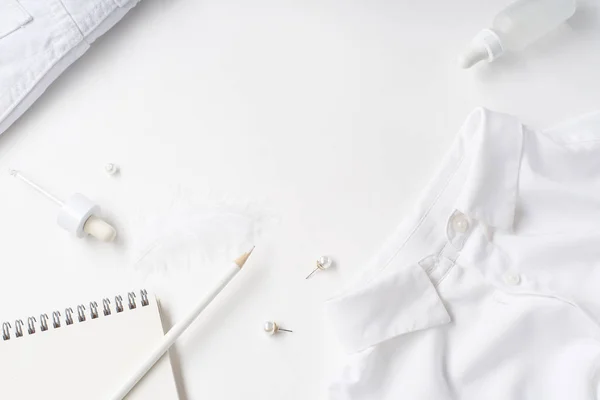 Białe Monochromatyczne Płaskie Leżały Ubraniach Akcesoriach Papeterią Sprzętem Kosmetycznym Białym — Zdjęcie stockowe